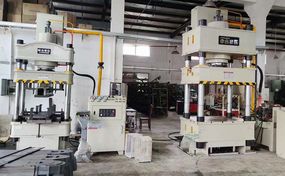 叉車配件成型設(shè)備-200噸金屬冷壓折彎液壓機