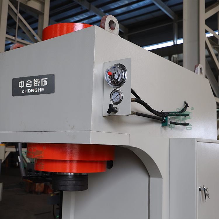 250噸單柱液壓機細節(jié) 250噸單柱液壓機細節(jié)