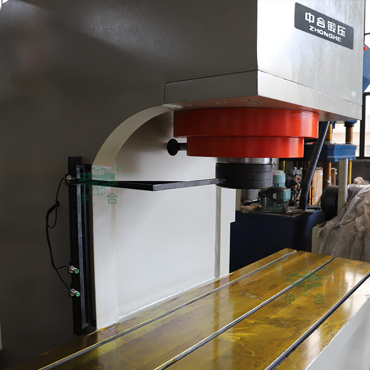 250噸單柱液壓機細節(jié) 250噸單柱液壓機細節(jié)