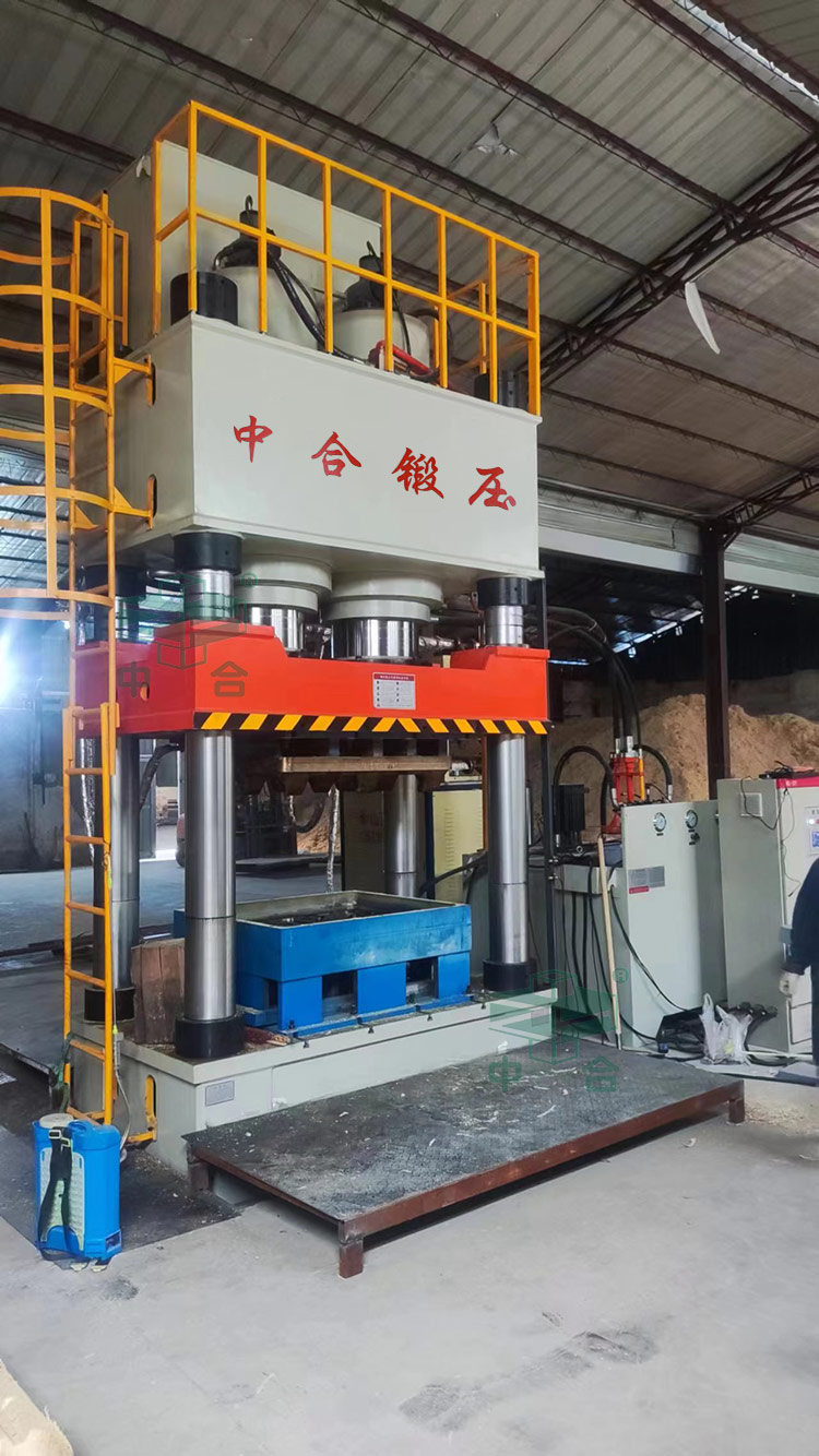 1250噸木屑托盤(pán)成型液壓機(jī)客戶(hù)車(chē)間試機(jī).jpg 1250噸木屑托盤(pán)成型液壓機(jī)客戶(hù)車(chē)間試機(jī).jpg