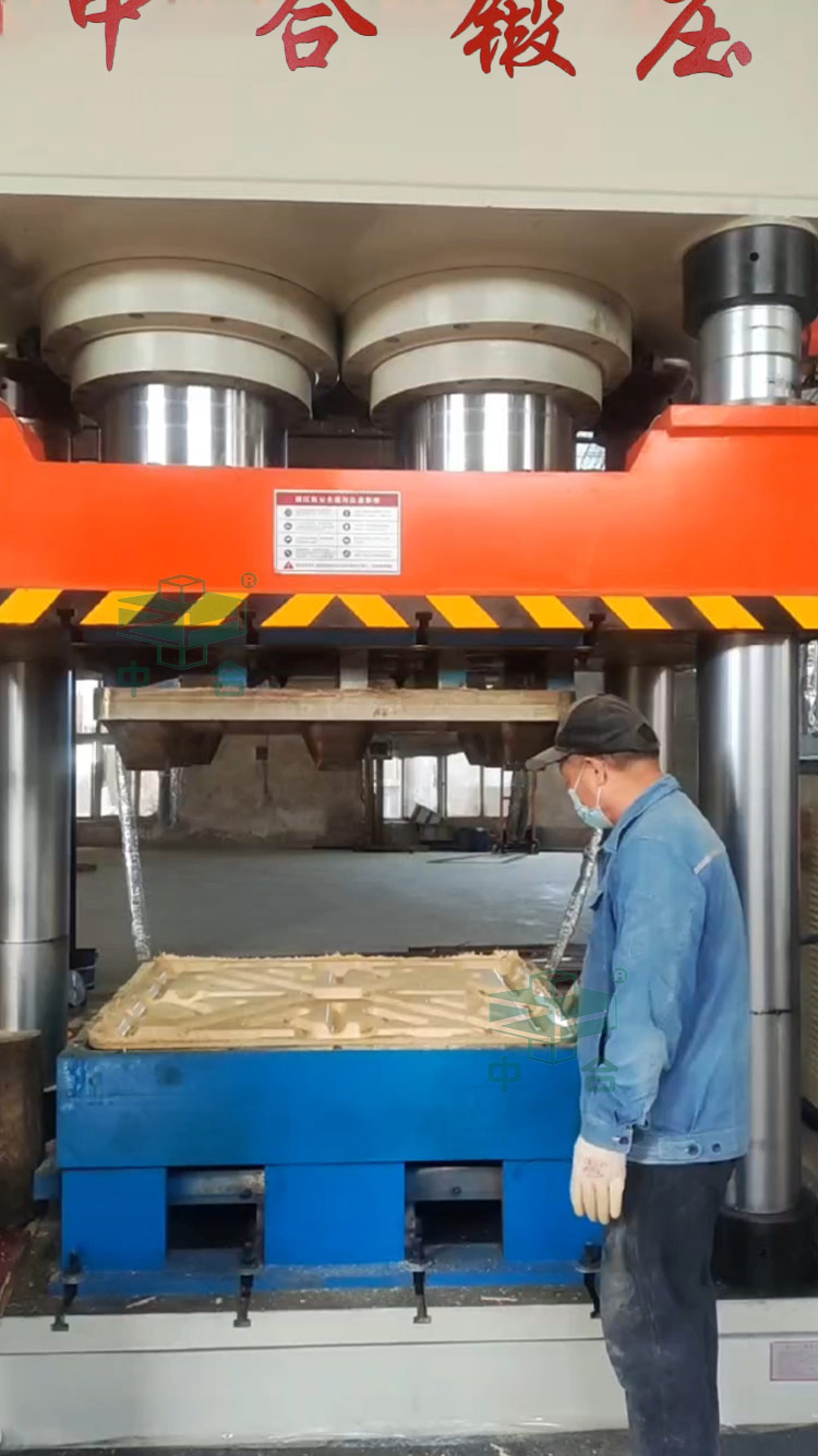 取出木屑托盤(pán) 取出木屑托盤(pán)