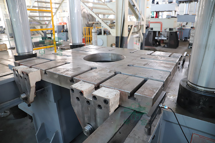 800噸四柱液壓機細節(jié)(圖1).jpg 800噸四柱液壓機細節(jié)(圖1).jpg