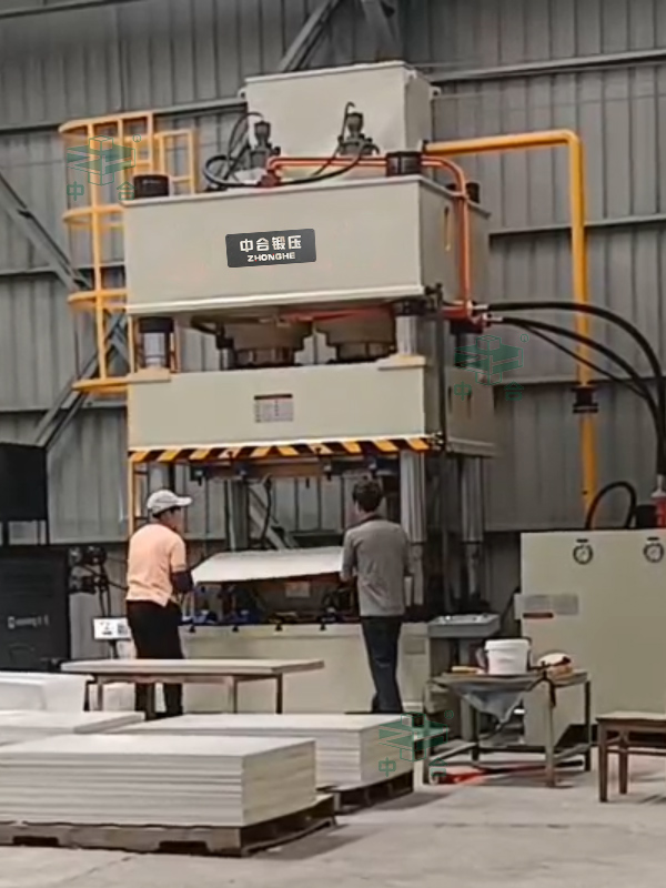 630噸墻面裝飾板成型液壓機(jī)現(xiàn)場 630噸墻面裝飾板成型液壓機(jī)現(xiàn)場