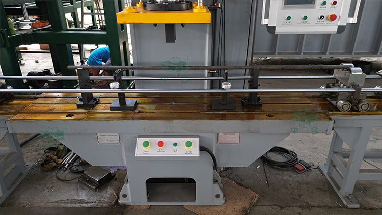 100噸單臂校直機(jī)工作臺(tái).jpg 100噸單臂校直機(jī)工作臺(tái).jpg