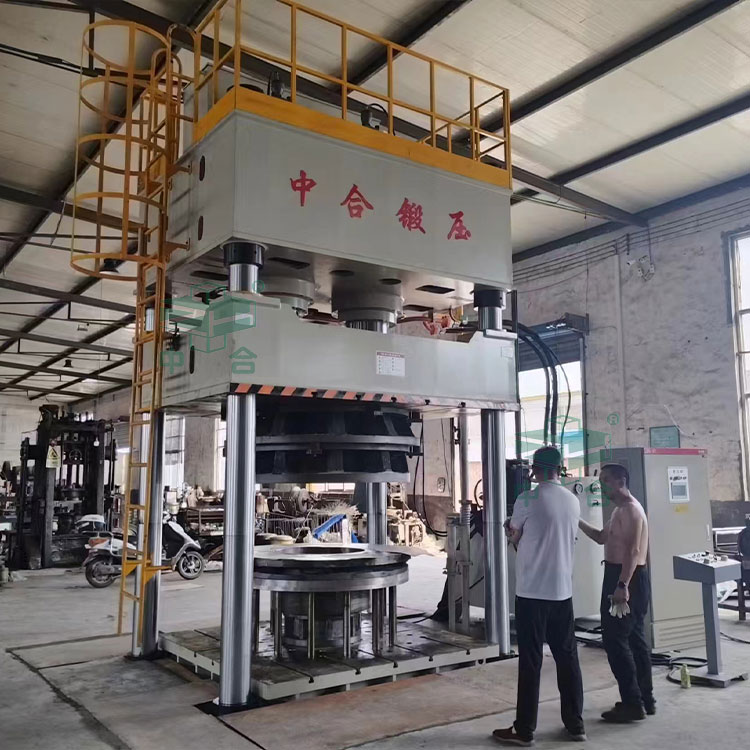 800噸四柱拉伸液壓機(jī)客戶現(xiàn)場(chǎng).jpg 800噸四柱拉伸液壓機(jī)客戶現(xiàn)場(chǎng).jpg