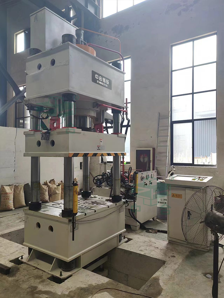 400噸四柱液壓機(jī)安裝完成.jpg 400噸四柱液壓機(jī)安裝完成.jpg