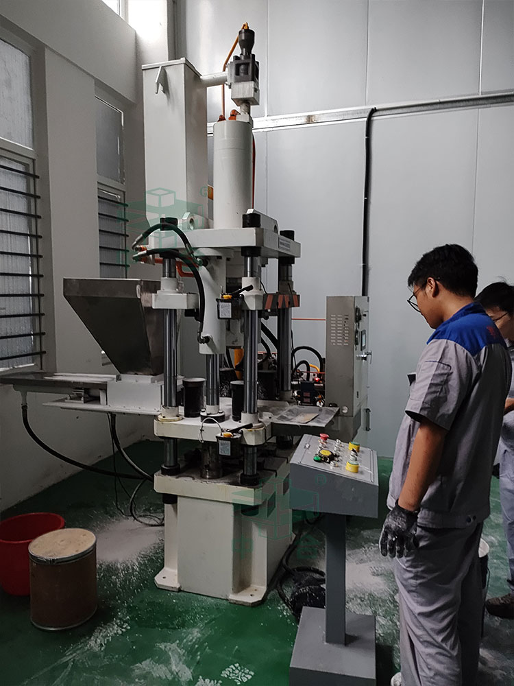 60噸四梁四柱液壓機現場試機.jpg 60噸四梁四柱液壓機現場試機.jpg