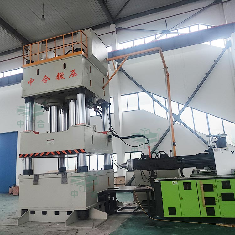 2000噸汽車配件成型液壓機(jī)現(xiàn)場