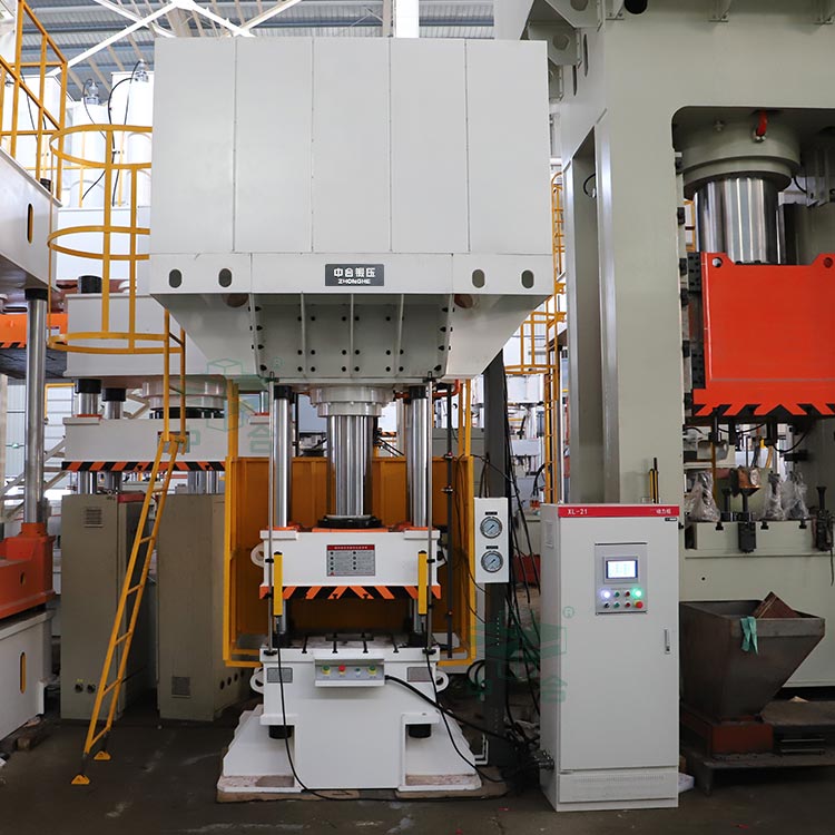 200噸三梁四柱液壓機(jī)車間實(shí)物.jpg 200噸三梁四柱液壓機(jī)車間實(shí)物.jpg