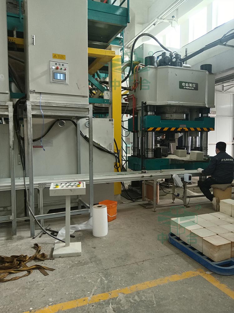 800噸全自動粉末成型液壓機.jpg 800噸全自動粉末成型液壓機.jpg