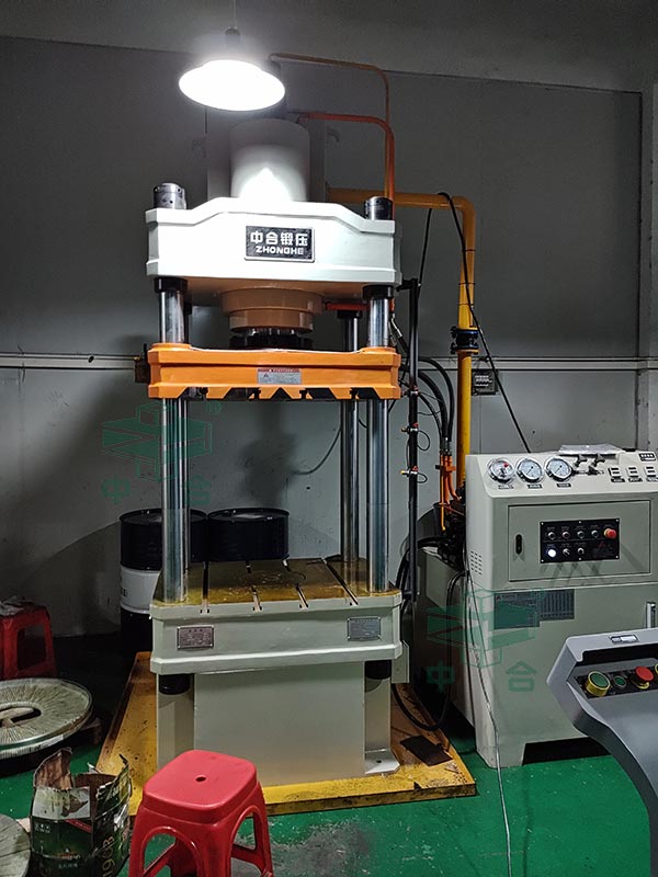 200噸液壓機.jpg 200噸液壓機.jpg