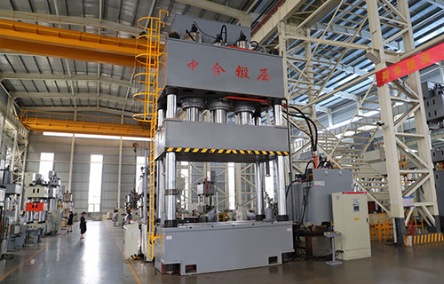 1500噸四柱液壓機(jī)在汽車導(dǎo)流罩成型工藝中的優(yōu)勢(shì)