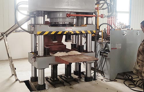 630噸牛羊舔磚液壓機(jī)-5公斤鹽磚機(jī)