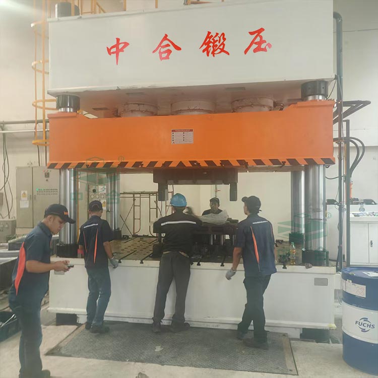 1000噸汽車配件成型液壓機(jī)調(diào)試現(xiàn)場(chǎng).jpg