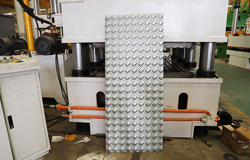 鋼木門壓花機(jī)哪家好？價(jià)格怎么樣？