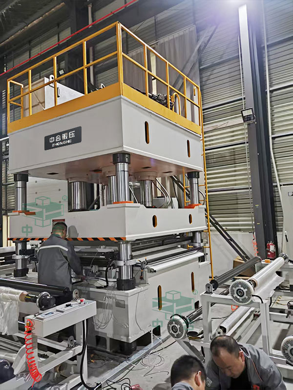 630噸復(fù)合材料成型液壓機(jī)現(xiàn)場.jpg 630噸復(fù)合材料成型液壓機(jī)現(xiàn)場.jpg