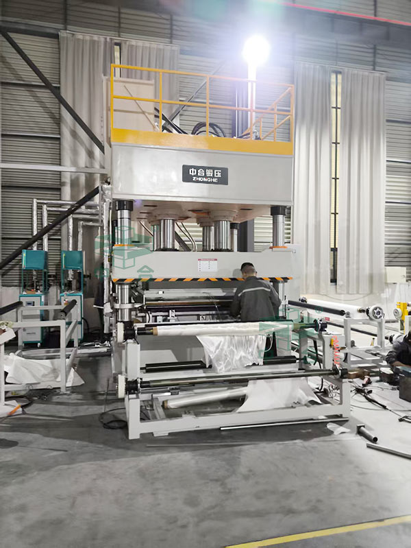 630噸防彈無紡布熱壓成型液壓機(jī).jpg 630噸防彈無紡布熱壓成型液壓機(jī).jpg