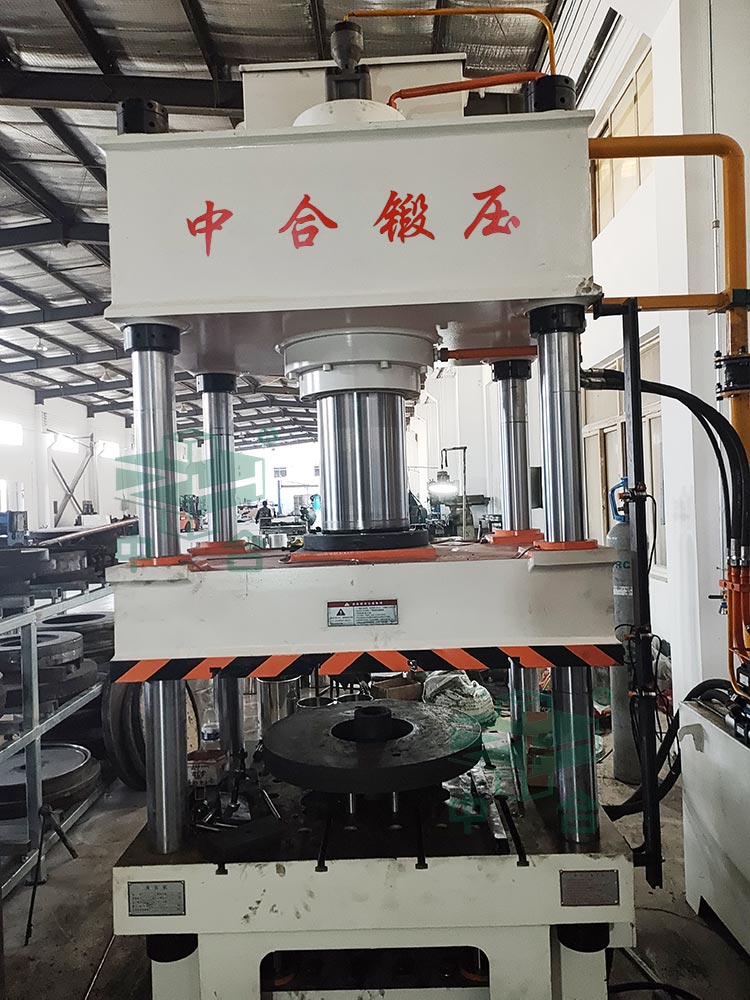 200噸不銹鋼鍋蓋成型液壓機(jī)現(xiàn)場.jpg 200噸不銹鋼鍋蓋成型液壓機(jī)現(xiàn)場.jpg