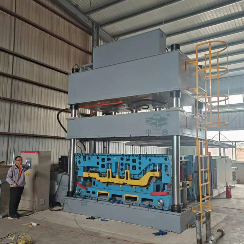 315噸汽車內(nèi)飾件成型液壓機現(xiàn)場