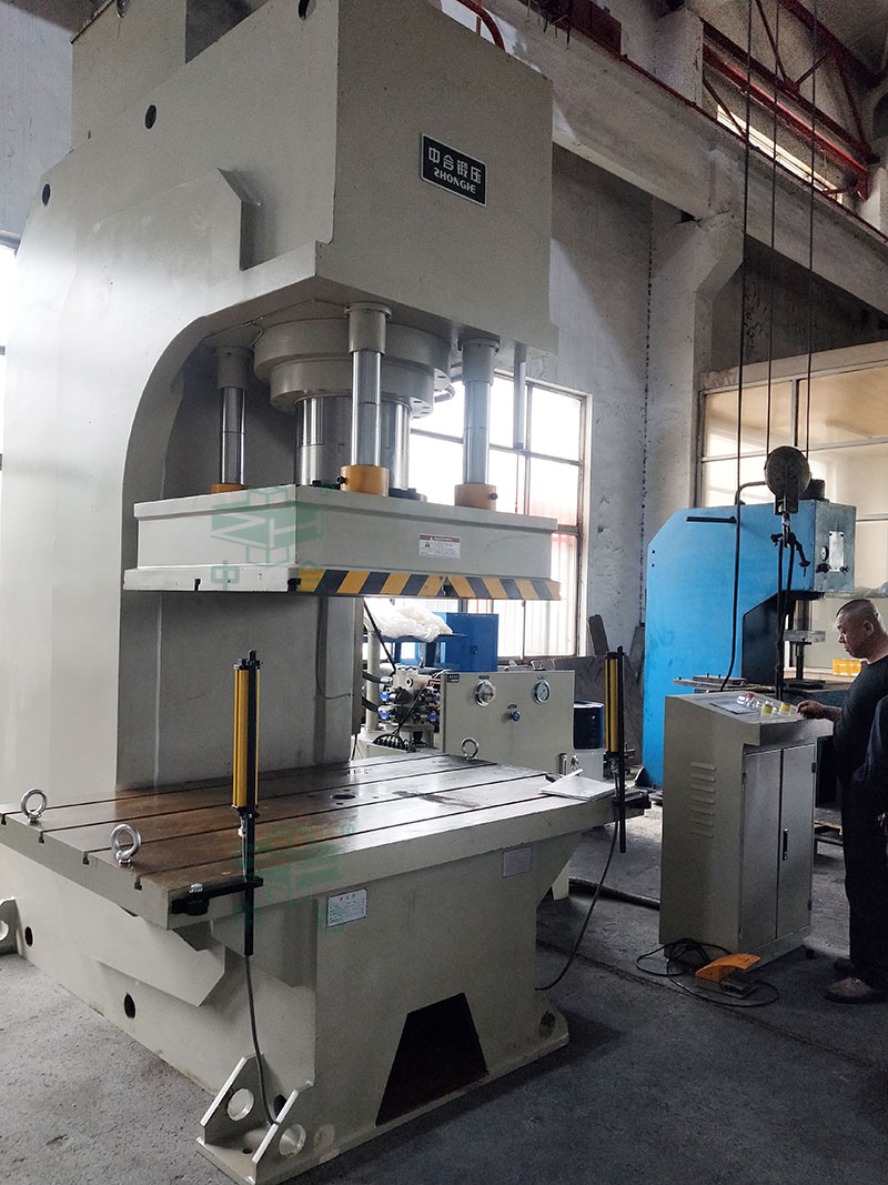 400噸單柱液壓機(jī) 400噸單柱液壓機(jī)