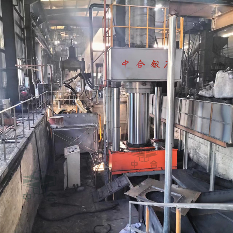 2000噸石墨坩堝生產(chǎn)設(shè)備-2000噸坩堝液壓機(jī)順利交付(圖2) 2000噸石墨坩堝生產(chǎn)設(shè)備-2000噸坩堝液壓機(jī)順利交付(圖2)