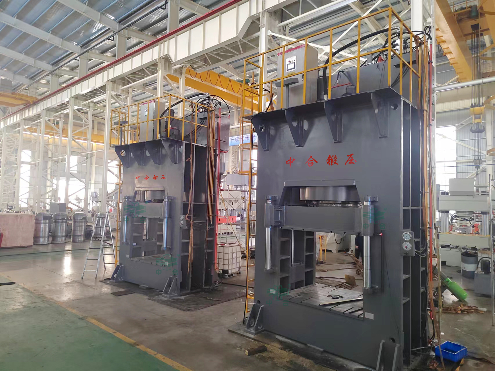 1800噸木屑托盤(pán)成型液壓機(jī) 1800噸木屑托盤(pán)成型液壓機(jī)